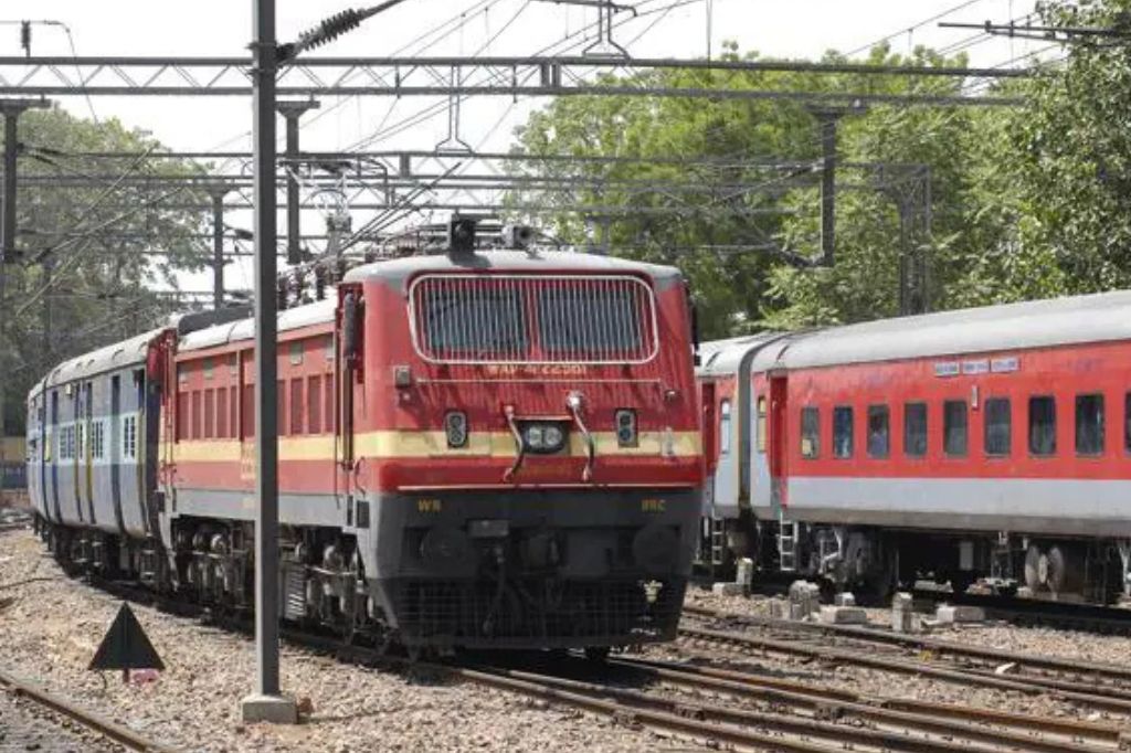 आता रेल्वे प्रवास महागणार! 1 जुलैपासून भाडे लागू होणार; आता तत्काळ बुकिंगसाठी आधार अनिवार्य