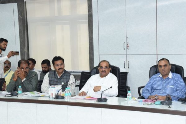 पावसाळ्यात वाहून जाणारे अतिरिक्त पाणी सोलापुरातील सात गावांना देण्याबाबत प्रस्ताव सादर करावा: जलसंपदा मंत्री राधाकृष्ण विखे-पाटील