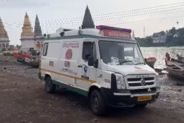 पंढरपूरमध्ये विठ्ठल दर्शनासाठी आलेल्या तीन महिला चंद्रभागेत बुडाल्या; दोन मृतदेह सापडले, एकीचा शोध सुरू