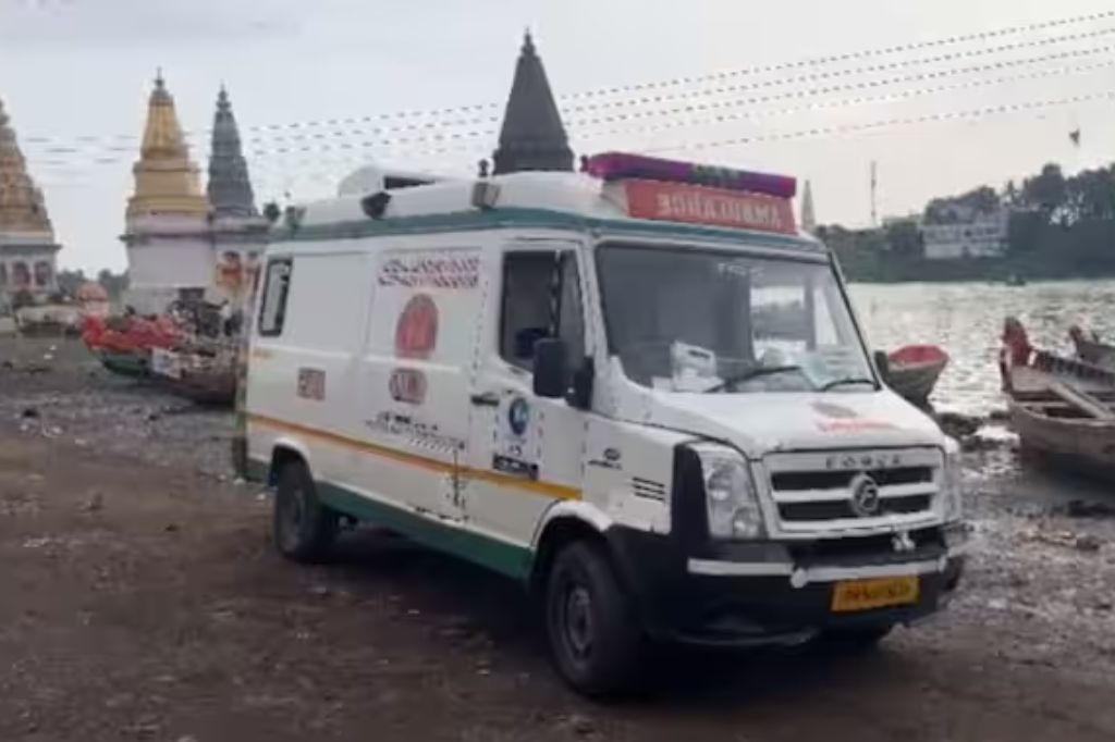 पंढरपूरमध्ये विठ्ठल दर्शनासाठी आलेल्या तीन महिला चंद्रभागेत बुडाल्या; दोन मृतदेह सापडले, एकीचा शोध सुरू