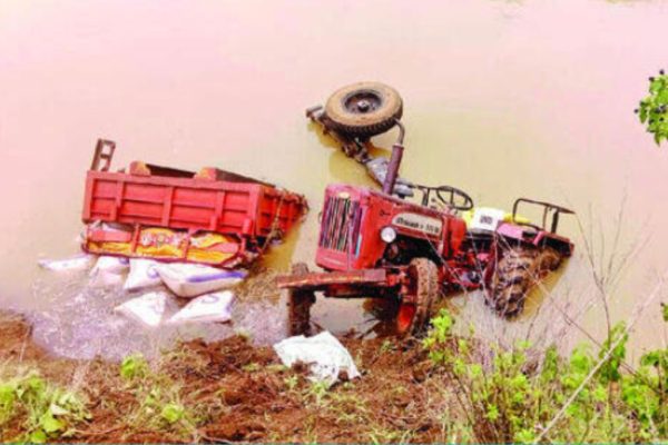 शेतीमालाचा ट्रॅक्टर तलावात कोसळला; तिघेजण बचावले
