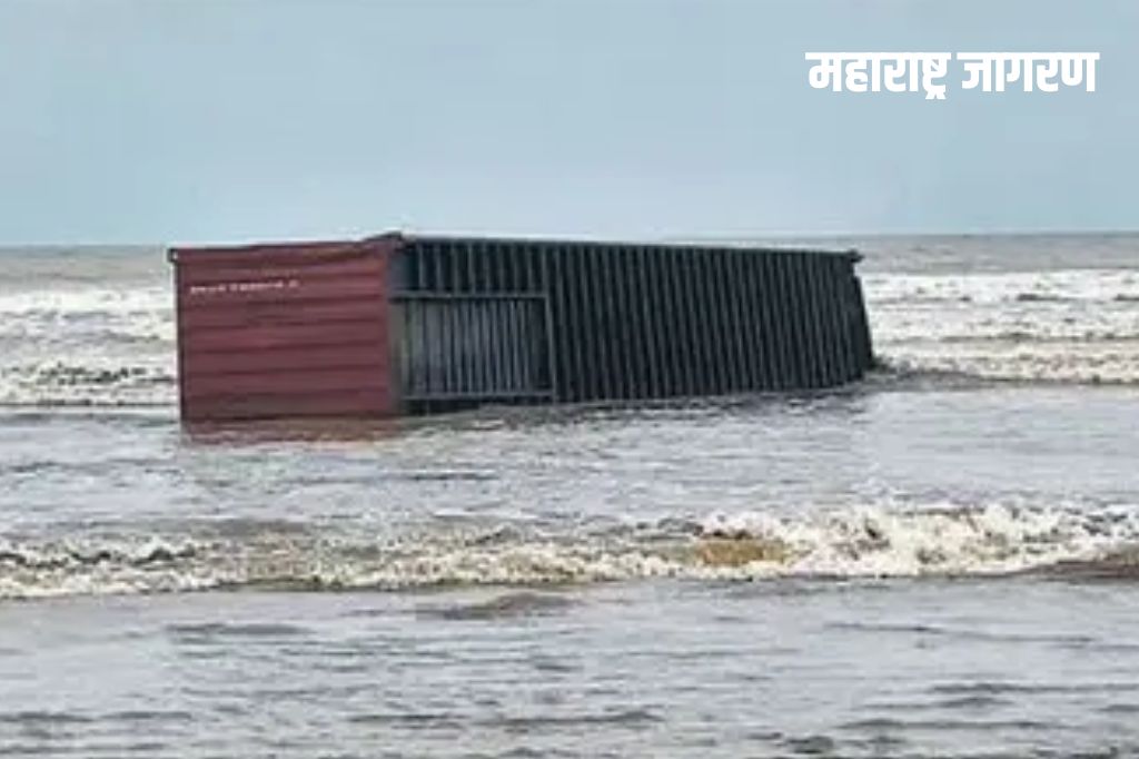 कळंबच्या किनारी वाहून आला अज्ञात कंटेनर; ग्रामस्थ भयभीत