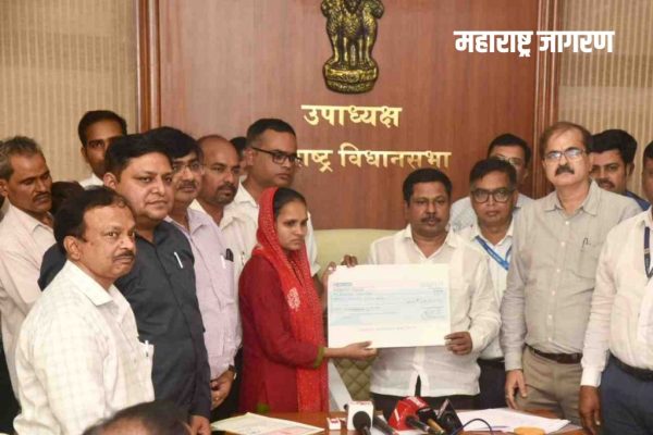 विधानसभा उपाध्यक्ष अण्णा बनसोडे यांच्या हस्ते पुण्यातील अपघातग्रस्त कुटुंबाला मदतीचा धनादेश सुपूर्द