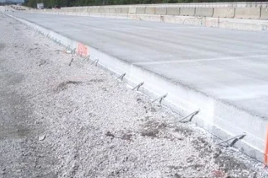 येवई-चिंचवली-पाच्छापूर तानसा पाईप लाईन सेवा रस्त्याचे काँक्रिटीकरण