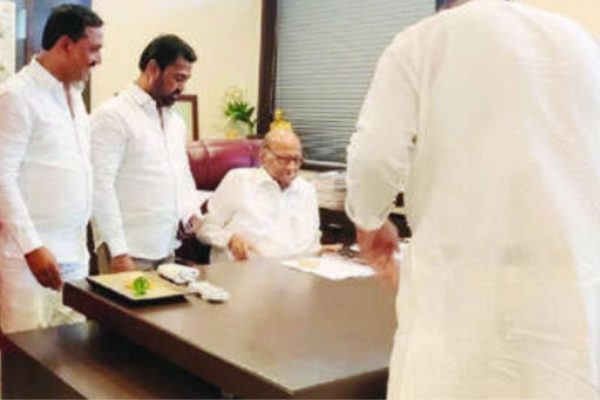 साठे समर्थक शिष्टमंडळाने घेतली पवार यांची भेट; संसदीय अधिवेशनानंतर शरद पवार स्वतः सोलापूरला येऊन मिटविणार पक्षांतर्गत तिढा