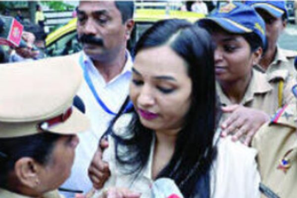 अमर परिणय फुकेंविरोधात भावजयीचे थेट बंड ! फडणवीस भेटत नाहीत, फुकेंना कशासाठी वाचवताय म्हणत केले आंदोलन