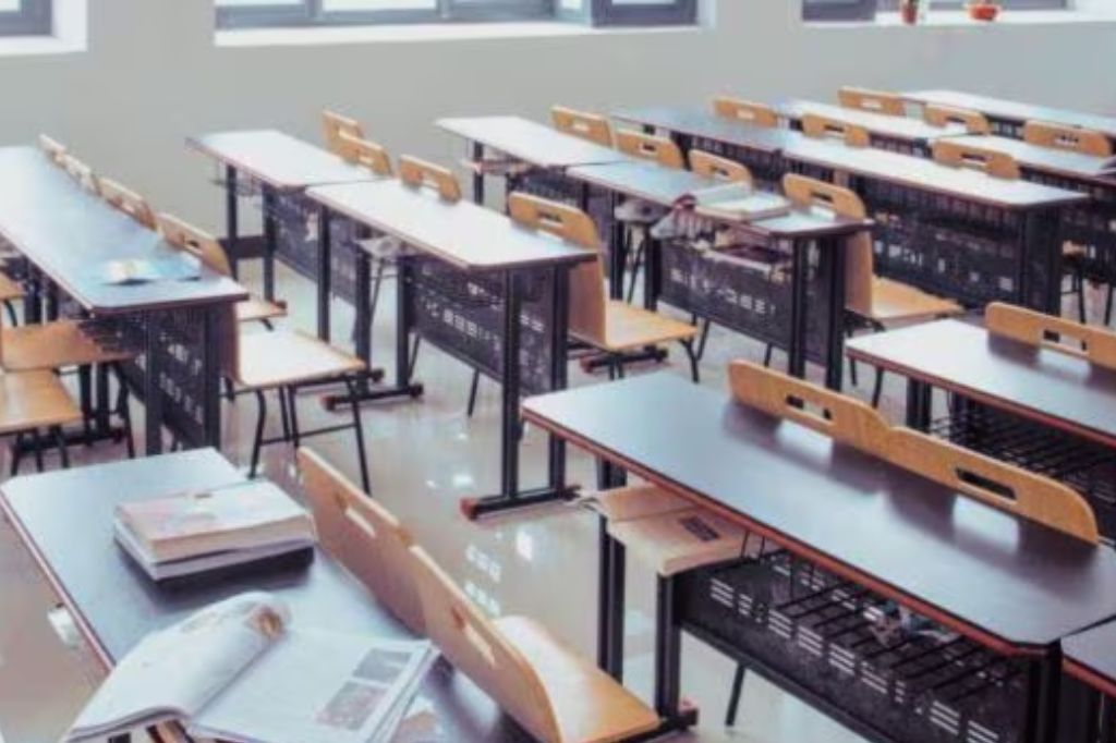 चौथीच्या मुलीने टिफिन उघडला आणि ती कोसळली… तासाभरात हृदयविकाराचे दोन धक्के, रुग्णालयाच्या वाटेवर मृत्यू