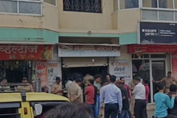पुण्यात वडगाव बुद्रुकमधील श्री गजानन ज्वेलर्सवर दरोडा; पाच तोळे सोने लंपास, महिला जखमी
