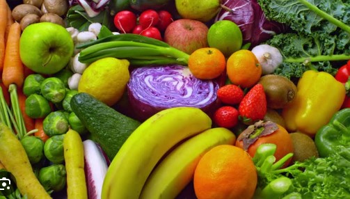 तुम्हीही रात्री नियमित फळे खाताय? तर ‘ही’ फळे टाळाच, नाहीतर वाढू शकते रक्तातील साखर