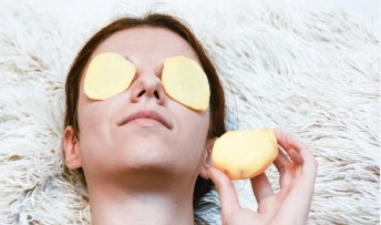 बटाटा तुमचा चेहरा बनवू शकतो चमकदार; चेहऱ्यावरील डागही होतील नाहीसे, ‘असा’ करा त्याचा योग्य वापर…