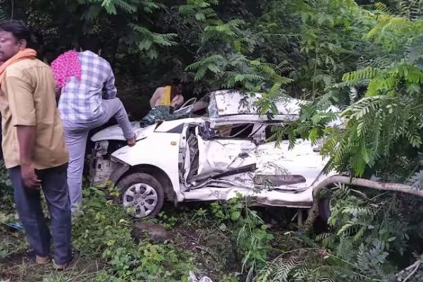 Wardha Accident News : वर्ध्यात भीषण अपघात; डिव्हायडरला धडकून ट्रकखाली चिरडली कार, तिघांचा मृत्यू