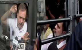 विरोधी पक्षाच्या खासदारांचा निवडणूक आयोगावर मोर्चा, राहुल गांधींसह अनेक खासदारांना घेतले ताब्यात