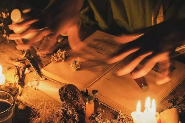 महिला अधिकाऱ्यावर जादूटोणा करून संमोहित करण्याचा प्रयत्न; इंदापूरात खळबळ