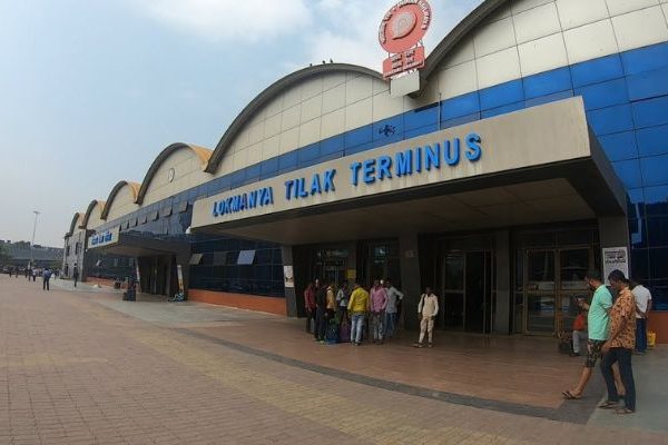 मुंबई हादरली..! एसी ट्रेनच्या टॉयलेट कचऱ्याच्या डब्यात चिमुकल्याचा मृतदेह; प्रवाशांमध्ये खळबळ