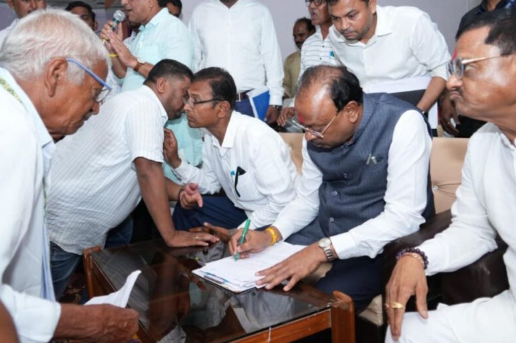 अधिकाऱ्यांनी आठवड्यातून एक दिवस गाव भेट दौरा करावा: चंद्रशेखर बावनकुळे