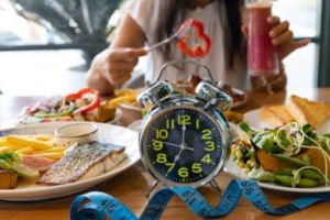 तुम्हीही संध्याकाळी स्नॅक्स खाताय? तर काळजी घ्या ! लठ्ठपणाला देऊ शकते आमंत्रण