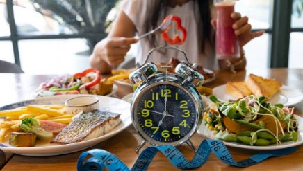 तुम्हीही संध्याकाळी स्नॅक्स खाताय? तर काळजी घ्या ! लठ्ठपणाला देऊ शकते आमंत्रण