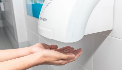 पब्लिक टॉयलेटमधील हँड ड्रायर तुमचं आरोग्य बिघडवतंय; वेळीच व्हा सावध !