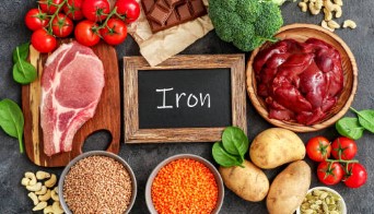 तुमच्या शरीरात लोहाची कमतरता आहे? ‘ही’ लक्षणे दिसताच करू नका दुर्लक्ष