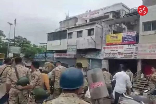 अहिल्यानगरमध्ये अचानक रस्त्यावर उतरले शेकडो लोक; पोलिसांकडून लाठीचार्ज, काय आहे नेमकं प्रकरण?