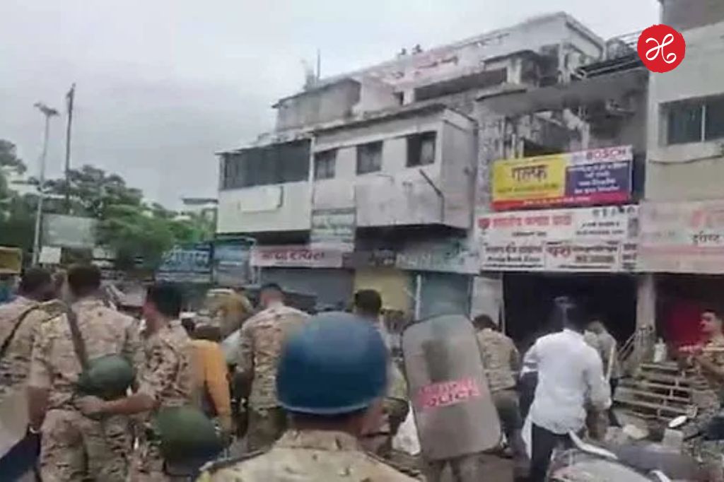 अहिल्यानगरमध्ये अचानक रस्त्यावर उतरले शेकडो लोक; पोलिसांकडून लाठीचार्ज, काय आहे नेमकं प्रकरण?