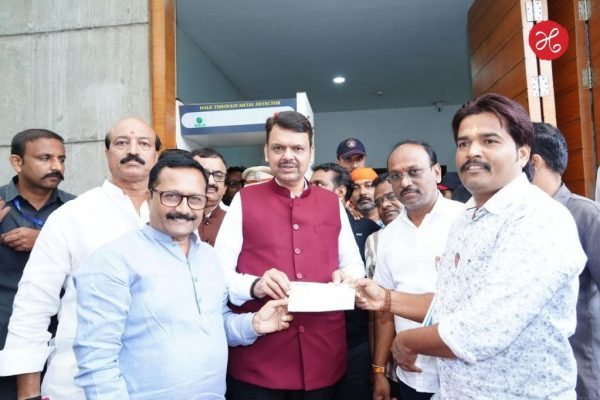 ‘देणं हे मनाच्या श्रीमंतीवर अवलंबून असतं, खिशाच्या नव्हे; पुण्यातील भाजी विक्रेत्याकडून राज्यातील पूरग्रस्तांना एका लाखाची मदत