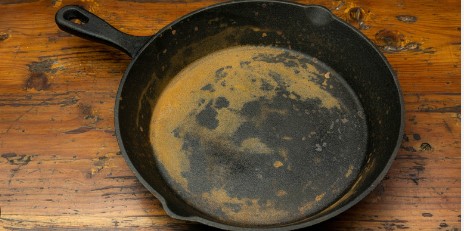 गंजलेली कढई क्षणात करता येईल स्वच्छ; जास्त प्रयत्न न करता होईल चमकदार