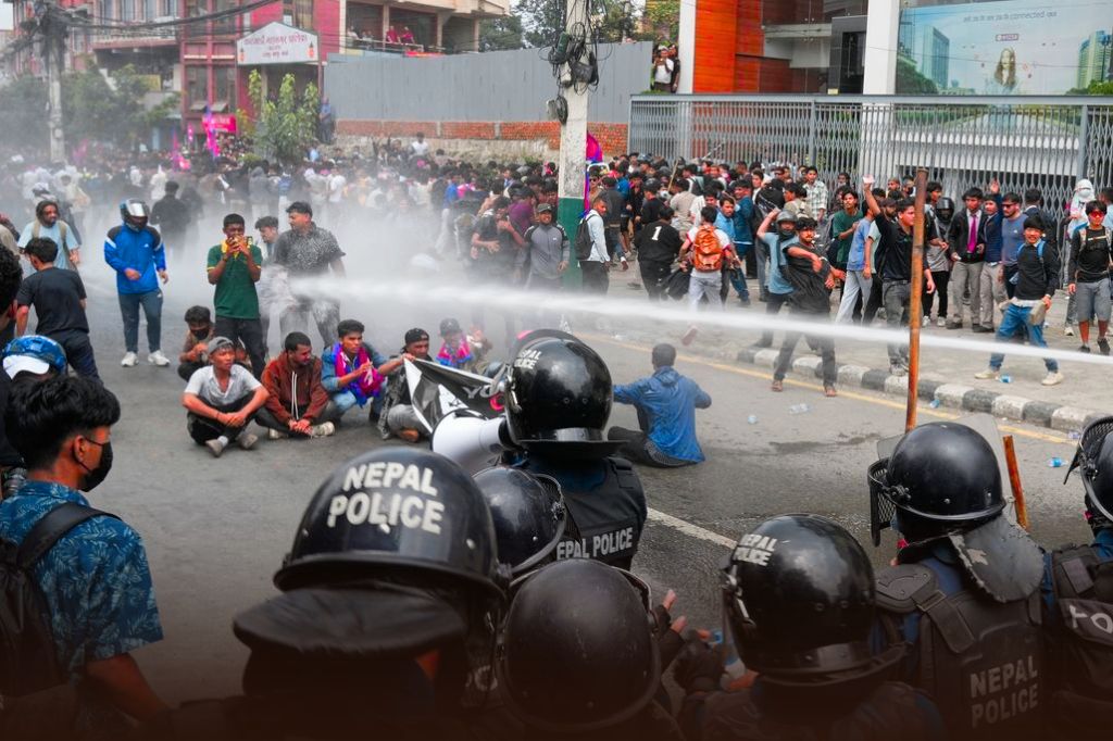 Nepal Protests: नेपाळमध्ये हिंसाचार उसळला! आतापर्यंत 22 जणांचा मृत्यू, पशुपतिनाथ मंदिर बंद