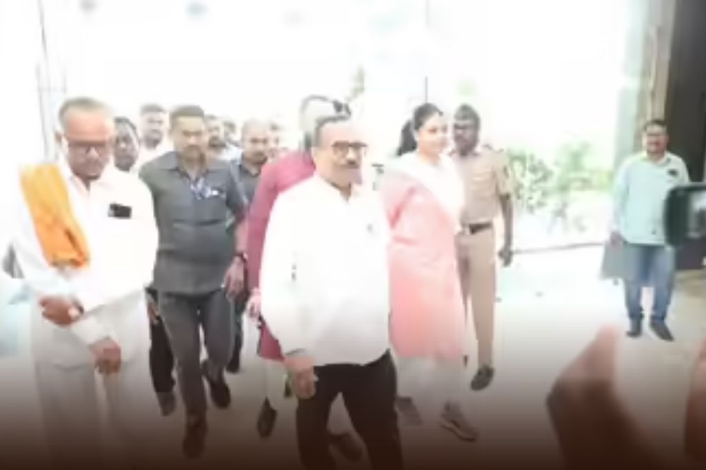 अतुल सावे यांच्या गाडीवर दगडफेक; आरोपी तरुणाला अटक