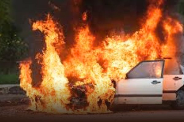 Car Catches Fire in Nagpur: नागपूरमध्ये सिव्हिल लाईन्स जिल्हा न्यायालयाजवळ कारला भीषण आग