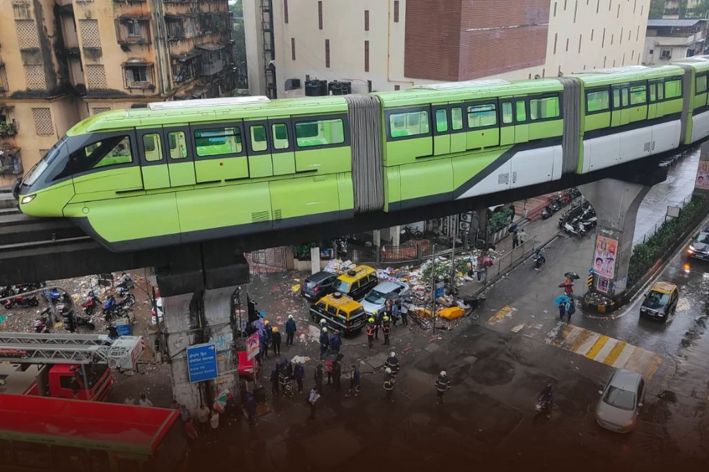 वडाळ्यात मोनोरेलमध्ये तांत्रिक बिघाड! अग्निशमन दलाने 17 प्रवाशांना सुरक्षित बाहेर काढलं