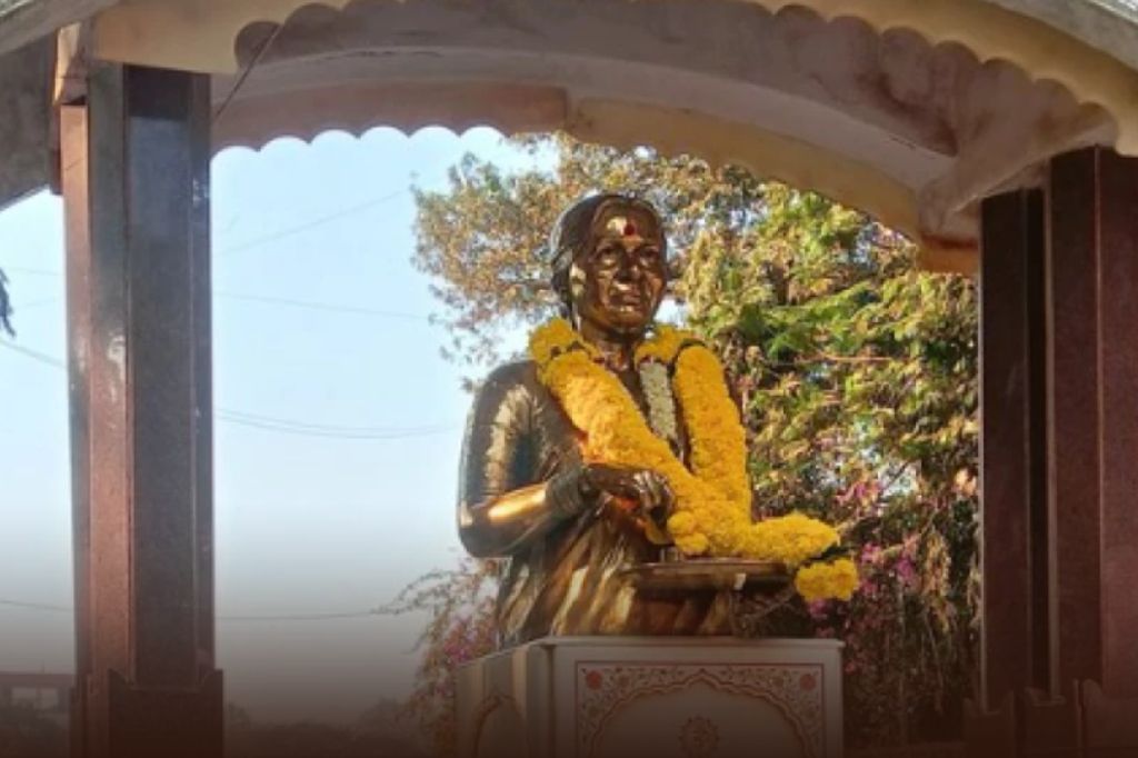 मीनाताई ठाकरे यांच्या पुतळ्यावर लाल रंग फेकल्याने शिवसैनिकांमध्ये संताप; आरोपीचा शोध सुरू