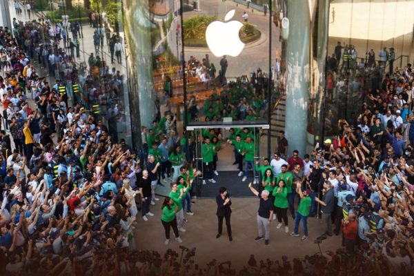 मुंबईत आजपासून iPhone 17 ची विक्री सुरू; BKC Apple Store मध्ये प्रचंड गर्दी