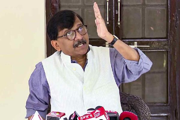 ‘दाढीचे फोटो लावून मदतवाटप हा निर्लज्जपणा…’; मदतवाटपावरून संजय राऊतांचा शिंदे गटावर निशाणा