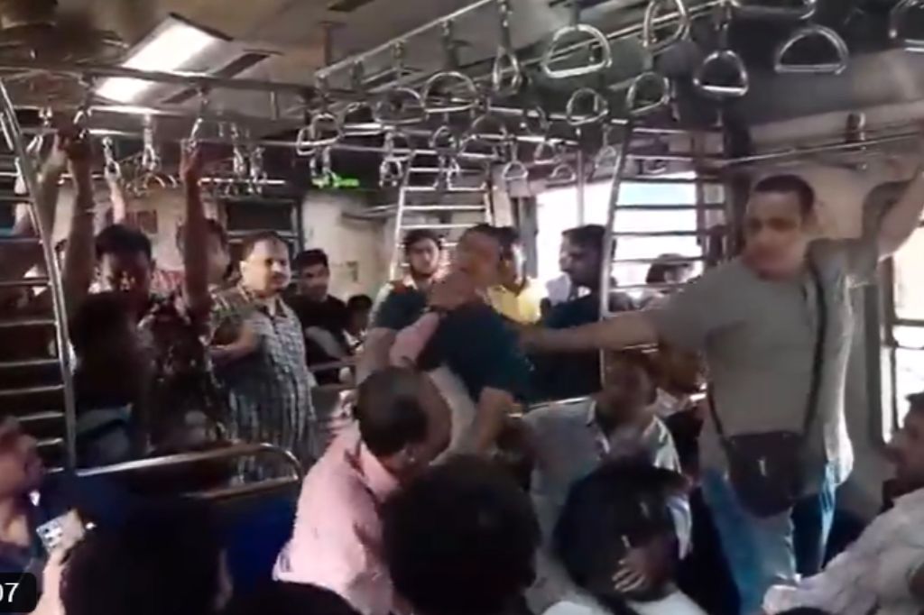 मुंबई लोकलमध्ये हाणामारी! ठाणे-वाशी ट्रेनमध्ये सीटवरून 2 प्रवाशांमध्ये जुंपली, पहा व्हिडिओ