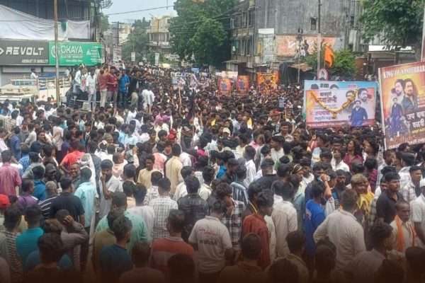 नंदुरबारमध्ये आदिवासींच्या मोर्चाला हिंसक वळण; आंदोलकांकडून पोलिसांवर दगडफेक