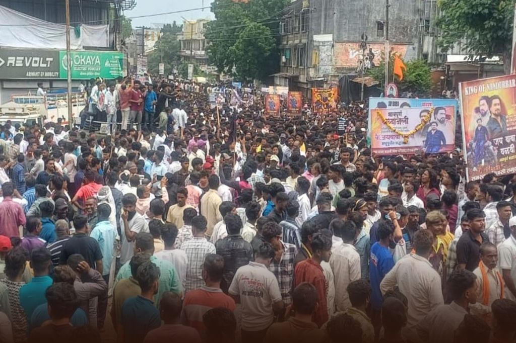 नंदुरबारमध्ये आदिवासींच्या मोर्चाला हिंसक वळण; आंदोलकांकडून पोलिसांवर दगडफेक