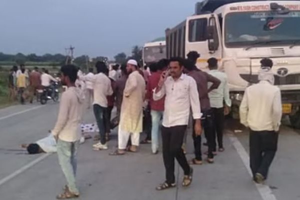 Beed Accident : बीडमध्ये हृदयद्रावक अपघात; माजी सरपंच आणि नातीचा मृत्यू, पत्नी गंभीर जखमी