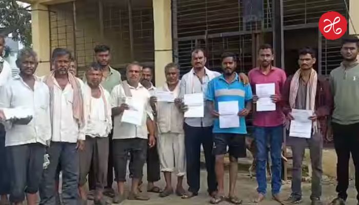 धाराशिवमध्ये पूरग्रस्तांना बँकेकडून कर्जवसुलीच्या नोटिसा, पूरामध्ये घरदार वाहून गेलं, पैसे भरायचे कुठून? शेतकऱ्यांचा संताप