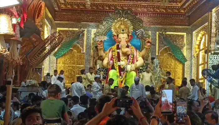 Lalbaugcha Mumbai Accident : लालबागच्या राजाच्या प्रवेशद्वाराजवळ मोठी दुर्घटना; 2 वर्षीय चिमुकलीचा मृत्यू, नेमकं काय घडलं?