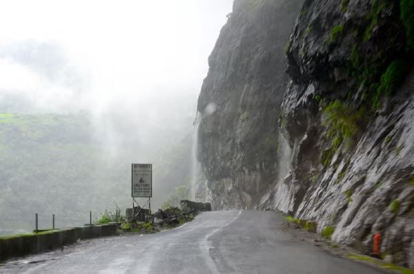 माळशेज घाटात फिरायला गेला अन् दगड डोक्यात पडला; पुण्यातील तरुणाचा जागीच मृत्यू
