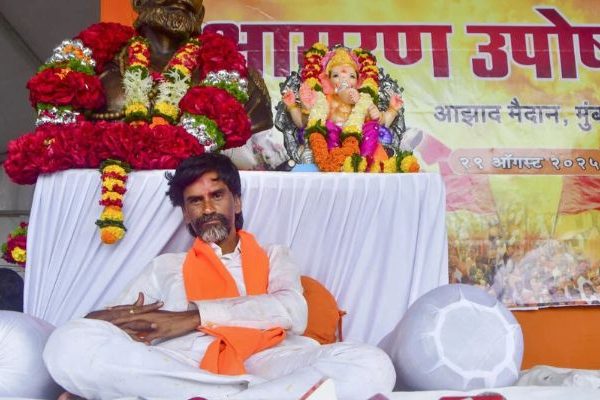 Maratha Reservation : मनोज जरांगे यांचं मुंबईत उपोषण तीव्र, बीडमधील गुन्हे मागे घेण्यास सुरुवात