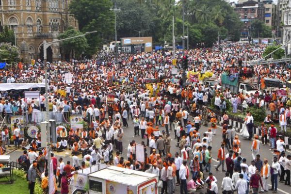 Mumbai Maratha Protest : मराठा आंदोलनाला हिंसक वळण; आंदोलकांवर पहिला गुन्हा दाखल, नेमकं काय घडलं?