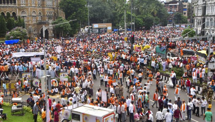 Mumbai Maratha Protest : मराठा आंदोलनाला हिंसक वळण; आंदोलकांवर पहिला गुन्हा दाखल, नेमकं काय घडलं?