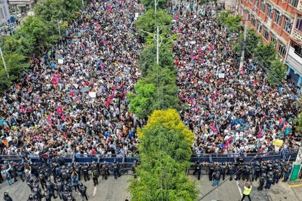 नेपाळ पेटलं..! सोशल मीडियावरील बंदीमुळे तरुणांचा उद्रेक, माजी मंत्र्यांचे घर जाळले, राष्ट्रपती भवनावर कब्जा