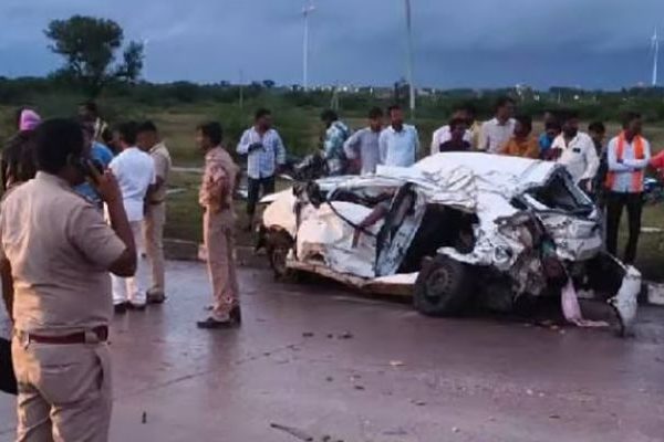 Police Accident : राष्ट्रीय महामार्गावर हृदयद्रावक अपघात; दोन पोलिसांसह तिघांचा जागीच मृत्यू, दोघांच ठरलं होतं लग्न