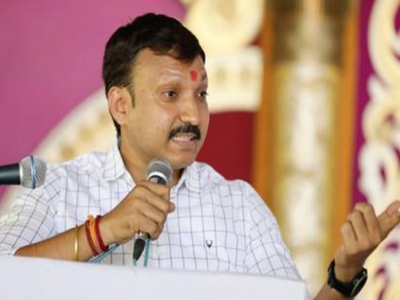 Omraje Nimbalkar : “तुमच्या बापाचं राज्य आहे का?” धाराशिवचे खासदार ओमराजेंचा अधिकाऱ्यांना दम