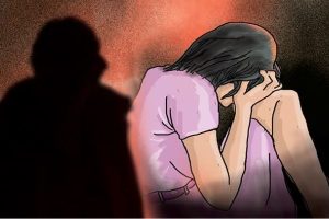 बीड हादरलं..! बापाचा १३ वर्षांच्या अल्पवयीन मुलीवर जबरदस्तीने अत्याचार
