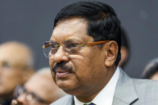 सरन्यायाधीशांवर बूट फेकण्याचा प्रयत्न; असे कृत्य करणारा वकील कोण? जाणून घ्या सविस्तर प्रकरण