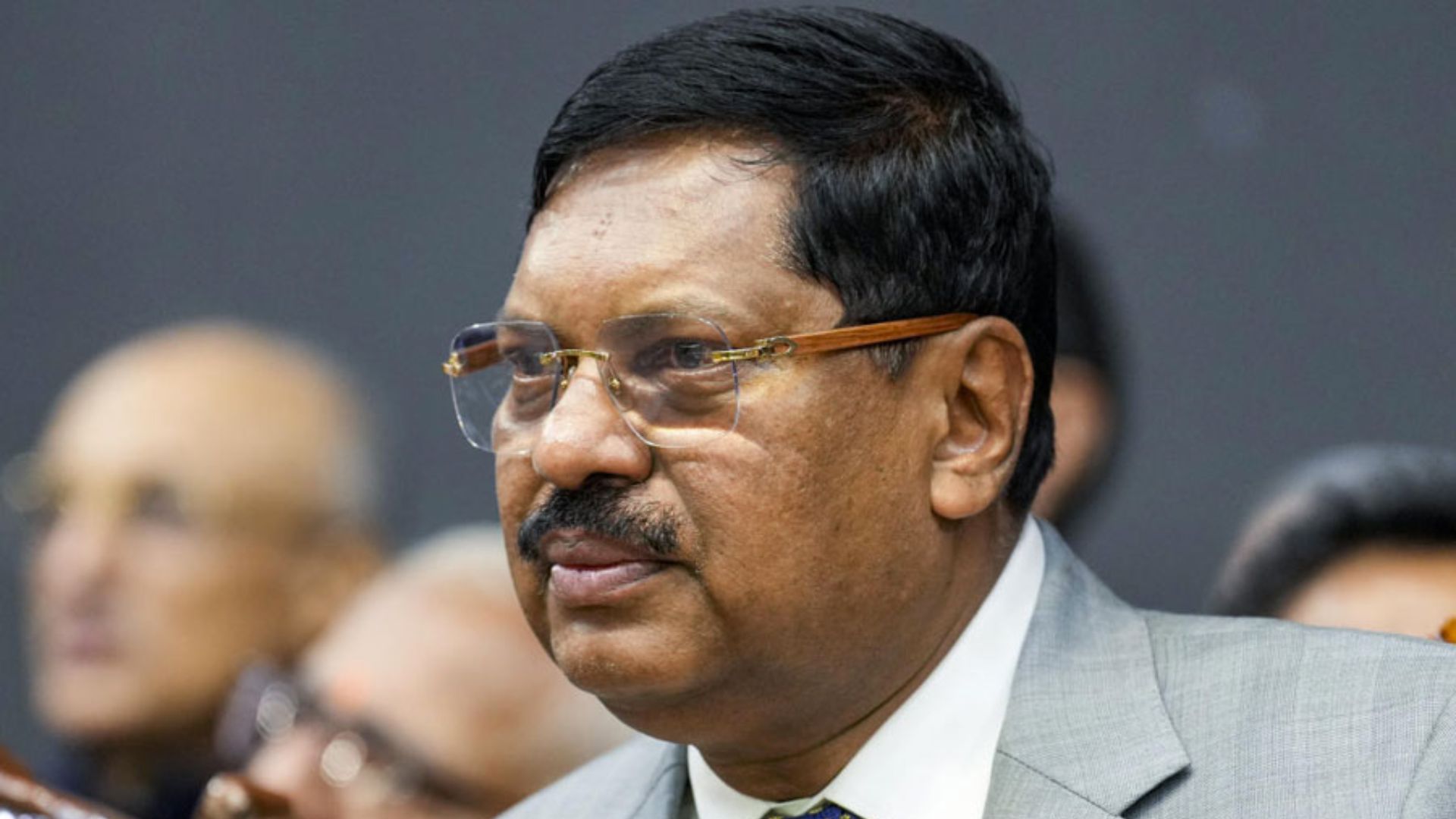 सरन्यायाधीशांवर बूट फेकण्याचा प्रयत्न; असे कृत्य करणारा वकील कोण? जाणून घ्या सविस्तर प्रकरण